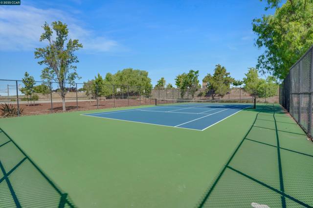 1030 Clear Lake Dr, Oakley CA: https://media.crmls.org/mediaz/da76dbe4-5f16-48e8-981b-f8b85c265566.jpg
