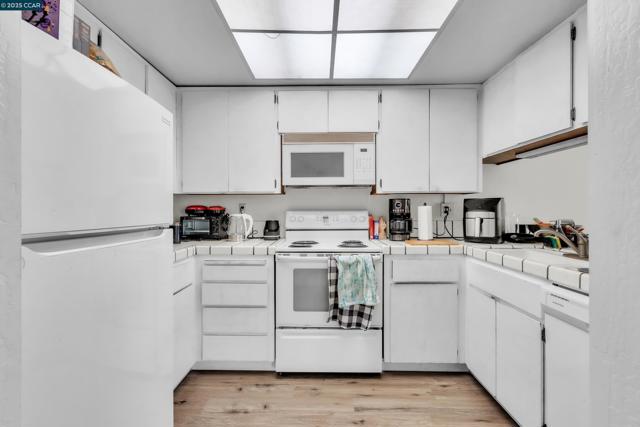 138 Farallon Ct, Aptos CA: https://media.crmls.org/mediaz/da771a65-a826-46ad-9845-d01ab2af208d.jpg
