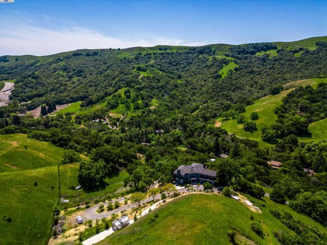 325 Bollinger Estates Ct, San Ramon CA: https://media.crmls.org/mediaz/da776bef-99df-4315-976a-af17c57f5b62.jpg