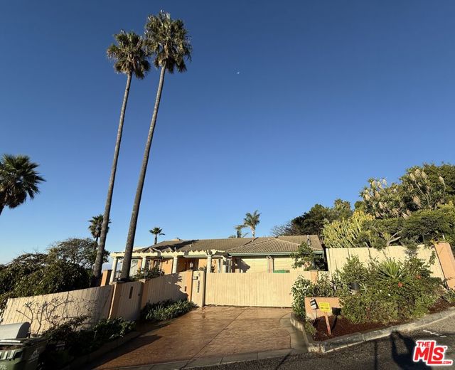 20776 Big Rock Drive, Malibu CA: https://media.crmls.org/mediaz/da777f17-49f7-464b-8657-2ed8126d7418.jpg