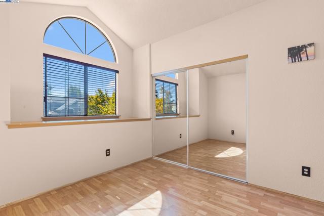 35 Leonard Ct, Alameda CA: https://media.crmls.org/mediaz/da778388-dd8c-469c-aacf-3fd9441e1e1f.jpg