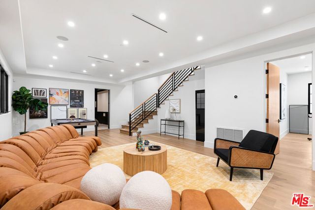 2565 Patricia Avenue, Los Angeles CA: https://media.crmls.org/mediaz/da782855-0370-42d2-9a8e-3b58c7f85375.jpg
