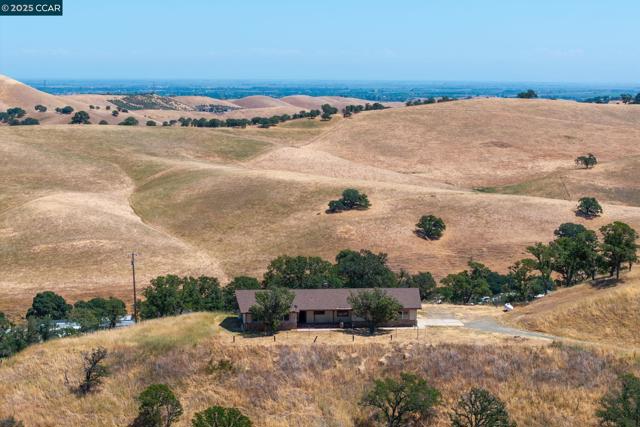 16700 Marsh Creek Rd, Clayton CA: https://media.crmls.org/mediaz/da783406-0699-46e4-a7be-c7ca8aff9fea.jpg