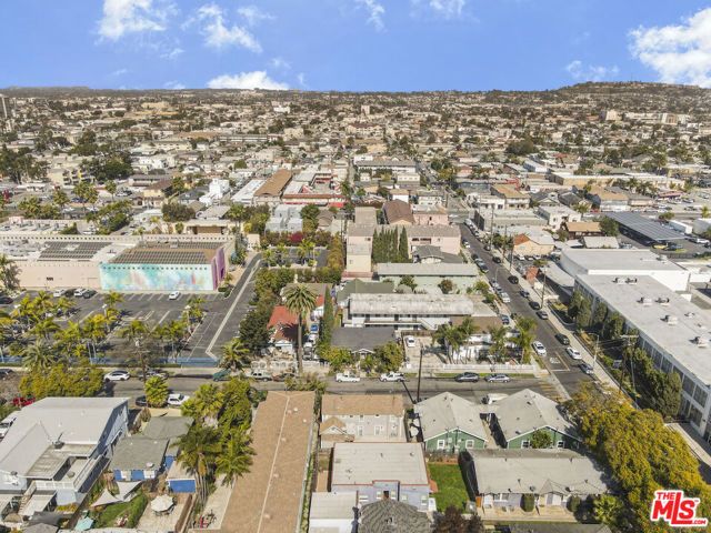1060 E 6th Street, Long Beach CA: https://media.crmls.org/mediaz/da790ce9-9f90-4ba7-9819-edde9227ca9e.jpg