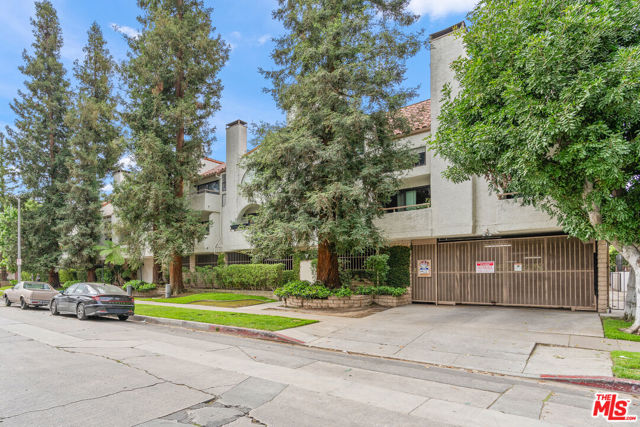 10926 Bluffside Drive, Studio City CA: https://media.crmls.org/mediaz/da793ad2-2e5c-44e2-ab32-e83515388908.jpg