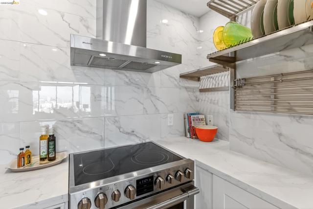 565 Bellevue Ave, Oakland CA: https://media.crmls.org/mediaz/da79de7a-8db9-4c3c-ac9e-082dd6460c90.jpg