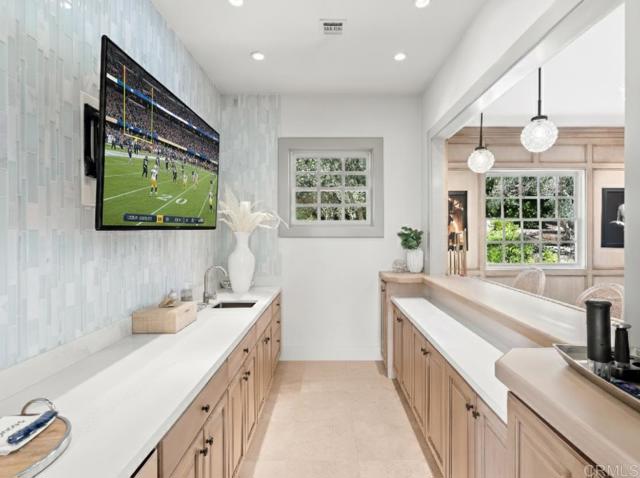 Detail Gallery Image 12 of 27 For 17309 via De Fortuna, Rancho Santa Fe,  CA 92067 - 6 Beds | 6/1 Baths