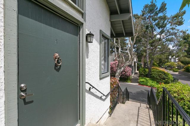 3338 Caminito Vasto, La Jolla CA: https://media.crmls.org/mediaz/da7a1713-1866-4088-a34d-8d3c246b50a1.jpg