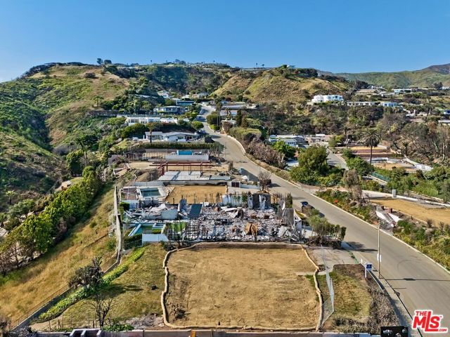 917 Enchanted Way, Pacific Palisades CA: https://media.crmls.org/mediaz/da7a237f-87e3-43ed-9ed2-400c87cf4a22.jpg