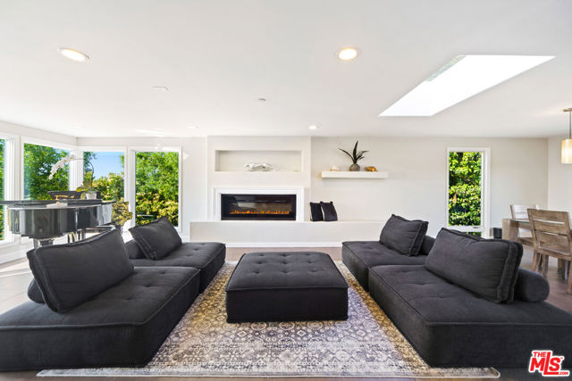 5118 Cerrillos Drive, Woodland Hills CA: https://media.crmls.org/mediaz/da7a8154-f8d7-4aa4-b98f-60dc49f8869a.jpg