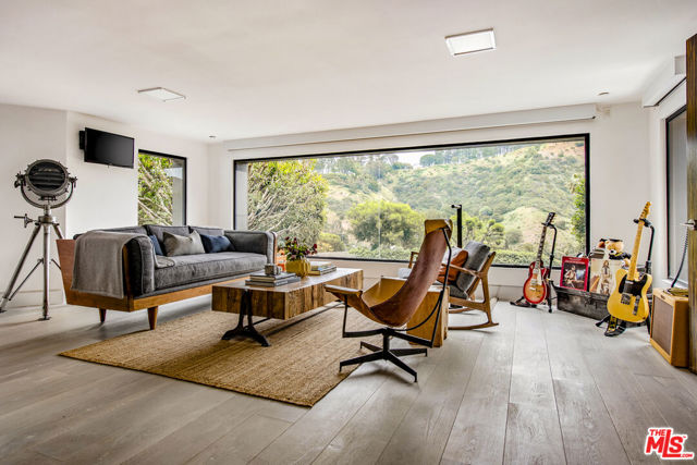 9852 San Circle, Beverly Hills CA: https://media.crmls.org/mediaz/da7a8b82-978f-40d2-aa66-c9ca4577075e.jpg