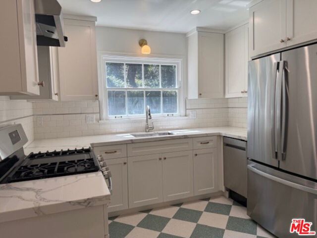 2515 Canyon Drive, Los Angeles CA: https://media.crmls.org/mediaz/da7b5eec-13d2-4df4-be24-d293458b7914.jpg