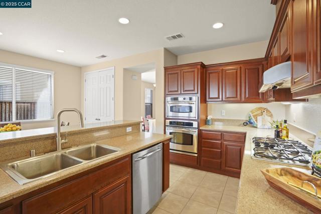 507 Livingston Court, Discovery Bay CA: https://media.crmls.org/mediaz/da7c48a6-be75-48af-82d0-0c9289538d25.jpg