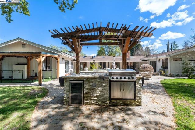 325 Crest Ave, Alamo CA: https://media.crmls.org/mediaz/da7c5a3b-9f86-494b-b606-a499e8ca8d39.jpg