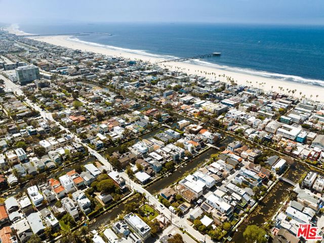 408 Linnie Canal, Venice CA: https://media.crmls.org/mediaz/da7ceb9f-526a-4f60-bd29-a3ae325dfaba.jpg