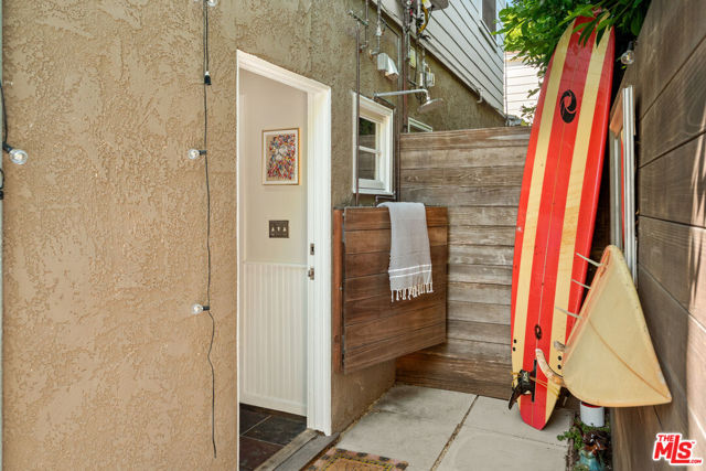 420 Pacific Street, Santa Monica CA: https://media.crmls.org/mediaz/da7cee6f-fc4a-42f1-a2a5-f7429b5fd3dc.jpg