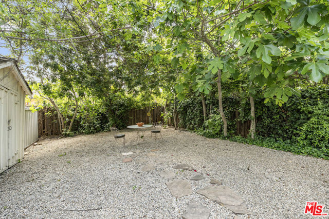 5132 Quakertown Avenue, Woodland Hills CA: https://media.crmls.org/mediaz/da7cf98c-ce0d-433e-a0d6-48db2f936bf5.jpg