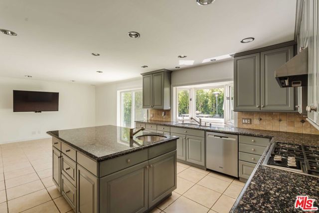 17273 Avenida De La Herradura, Pacific Palisades CA: https://media.crmls.org/mediaz/da7d26cf-1b9f-4afb-83ab-0e4cc7823522.jpg