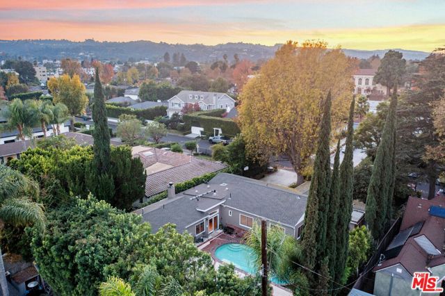 4538 Lemp Avenue, Studio City CA: https://media.crmls.org/mediaz/da7db6d5-6312-44cf-863e-1623cef1c519.jpg