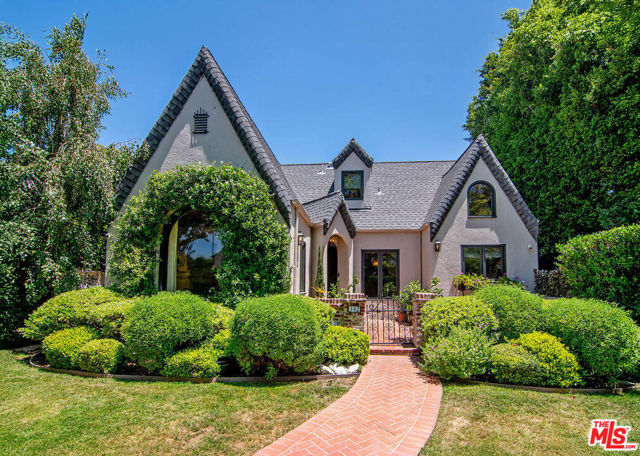 342 N Citrus Avenue, Los Angeles CA: https://media.crmls.org/mediaz/da7ebefc-d596-4158-8120-9e4aa48a1683.jpg