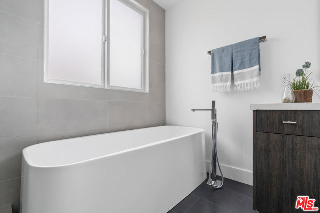 2514 Berkeley Avenue, Los Angeles CA: https://media.crmls.org/mediaz/da80c929-bc76-4ef2-b594-3bf215c750b5.jpg
