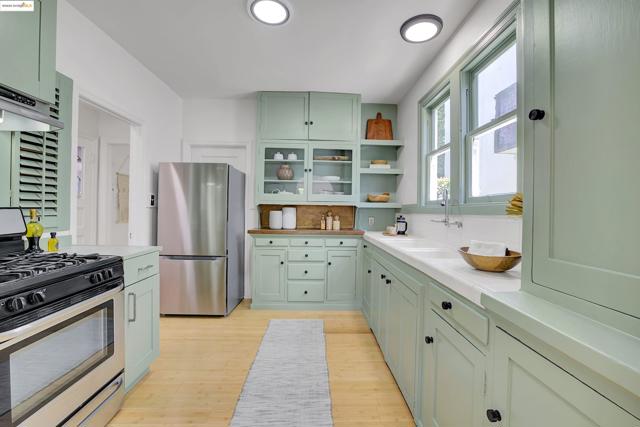 1133 Norwood Ave, Oakland CA: https://media.crmls.org/mediaz/da80d986-22a7-4d09-aee9-bc4ddd2b3ac0.jpg