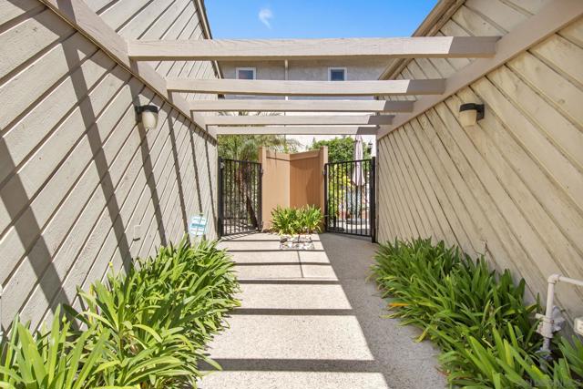 5637 Lake Murray Blvd, La Mesa CA: https://media.crmls.org/mediaz/da8246bd-6ddf-4a1e-96b7-8f6a2451f644.jpg