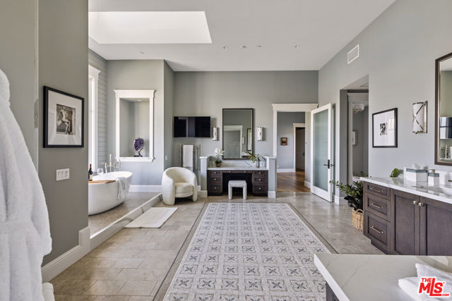 1697 W Potrero Road, Westlake Village CA: https://media.crmls.org/mediaz/da826f8d-5fd5-4911-a914-6cc741d90631.jpg
