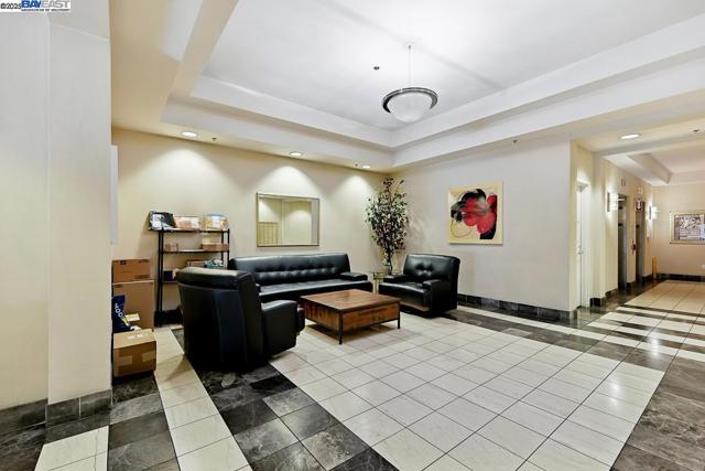 988 Franklin St, Oakland CA: https://media.crmls.org/mediaz/da8325bc-cad8-42fe-a052-eafec09fb06b.jpg