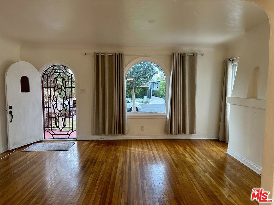 1252 S Burnside Avenue