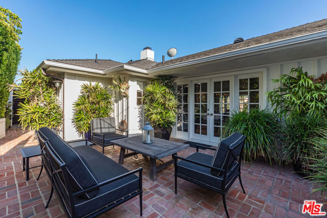 1612 Gilcrest Drive, Beverly Hills CA: https://media.crmls.org/mediaz/da8456d9-3ffb-49b1-bcd7-b252fe72feee.jpg