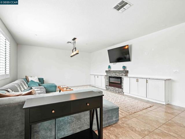 2433 Sanders Ln, Fairfield CA: https://media.crmls.org/mediaz/da858c7c-a9b8-4d3e-a491-1001fec26781.jpg