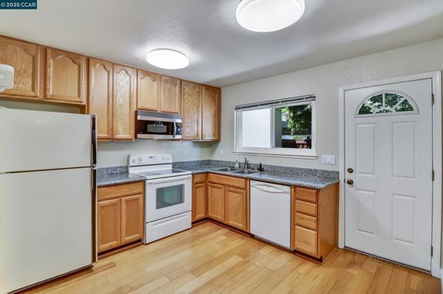 1598 Schenone Ct, Concord CA: https://media.crmls.org/mediaz/da85db88-2a50-47f5-aa1e-f4e4a6bd5e29.jpg