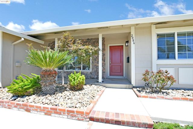2086 Oakridge Ln, Pittsburg CA: https://media.crmls.org/mediaz/da85e047-5d73-4efa-9dfc-cc1c504339a1.jpg
