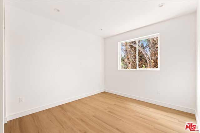 5910 1/2 Mammoth Avenue, Sherman Oaks CA: https://media.crmls.org/mediaz/da862ebe-5a37-49bf-9dd3-4a56768f5e2e.jpg