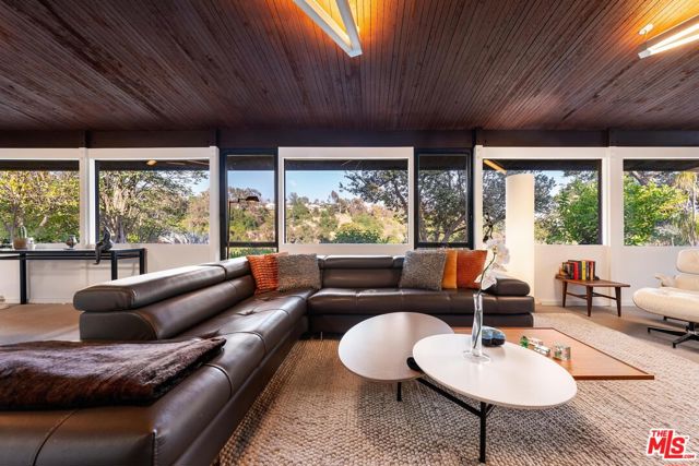 2718 Claray Drive, Los Angeles CA: https://media.crmls.org/mediaz/da86f565-f637-446d-ae92-ef8063f50aa5.jpg