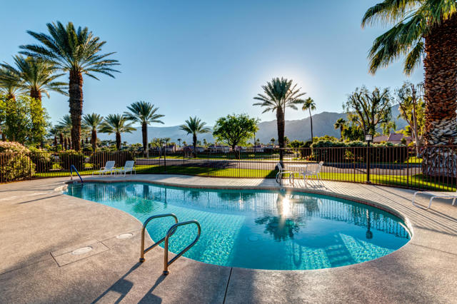 48121 Cll Seranas, La Quinta CA: https://media.crmls.org/mediaz/da87a7e2-018a-4c5b-8b52-7639dc22ee31.jpg