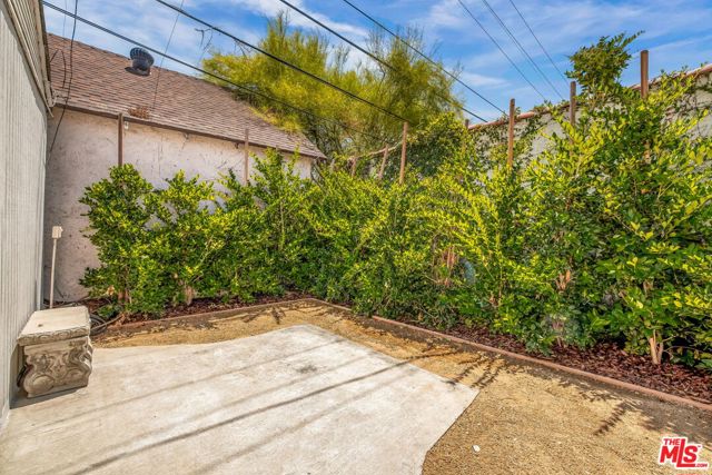 842 S Sycamore Avenue, Los Angeles CA: https://media.crmls.org/mediaz/da898428-1d42-45aa-b4b8-22b29a857bc8.jpg