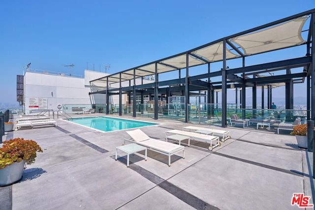 3810 Wilshire Boulevard, Los Angeles CA: https://media.crmls.org/mediaz/da899ae7-1082-47f2-82c7-6d3db8044e6c.jpg