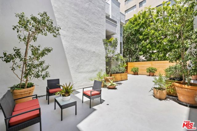 429 N Oakhurst Drive, Beverly Hills CA: https://media.crmls.org/mediaz/da89f7a0-84ef-46a1-aed1-a8095ccbdbb3.jpg