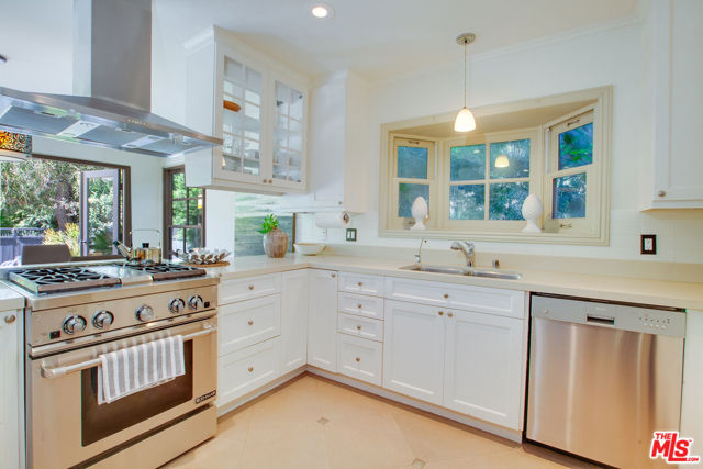 449 Westbourne Drive, West Hollywood CA: https://media.crmls.org/mediaz/da8a2aef-f9d5-4aeb-b2a3-6261faf512d6.jpg