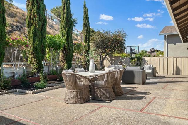 942 Viewridge Drive, San Mateo CA: https://media.crmls.org/mediaz/da8abb5f-3703-4735-b436-d5ceb8670e0f.jpg