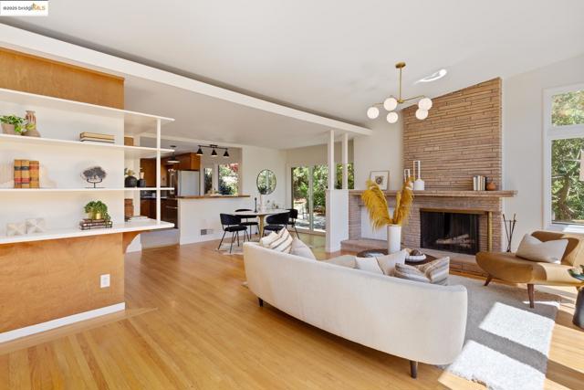 605 Plateau Dr, Kensington CA: https://media.crmls.org/mediaz/da8ad901-cce8-488d-a7f6-b2d8ab6a14b3.jpg
