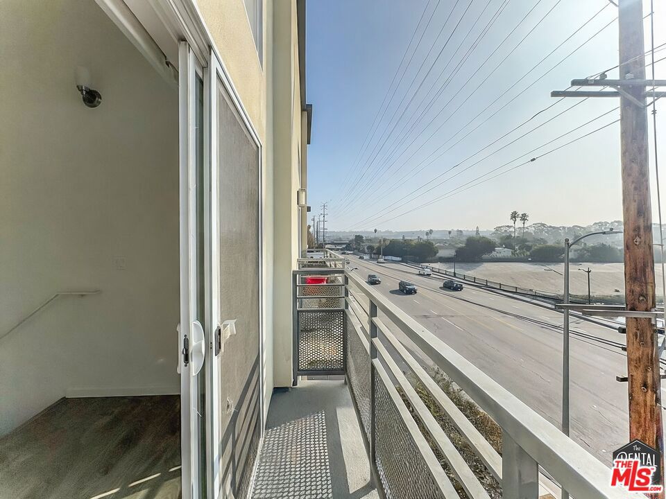 https://media.crmls.org/mediaz/da8af345-39e6-4638-9eda-d1f16a7dbedb.jpg?preset=X-Large