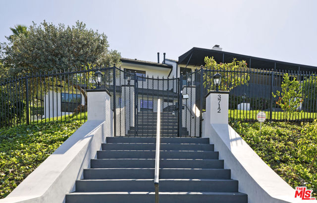 3712 Berry Drive, Studio City CA: https://media.crmls.org/mediaz/da8b8c3c-c33a-4cb8-80bf-551bb03f9d31.jpg