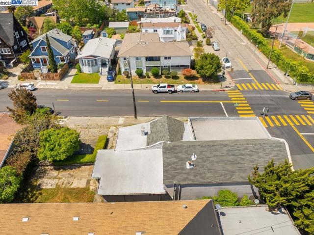 3003 School St, Oakland CA: https://media.crmls.org/mediaz/da8ba3a5-cb19-42bf-af57-3a50743c137f.jpg