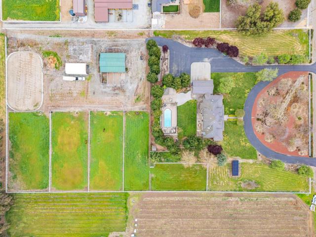 560 Tevis Trail, Hollister CA: https://media.crmls.org/mediaz/da8bf4ee-fd71-4a97-80a0-6c69b9643d4e.jpg