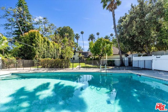 626 N Canon Drive, Beverly Hills CA: https://media.crmls.org/mediaz/da8bfe3e-3588-4344-9439-362ec130b850.jpg