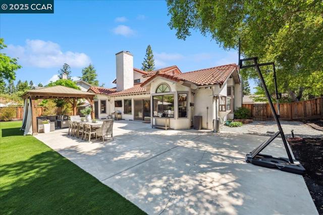 97 Woodranch Cir, Danville CA: https://media.crmls.org/mediaz/da8c220d-a265-41cc-83d0-a96837dd17ae.jpg