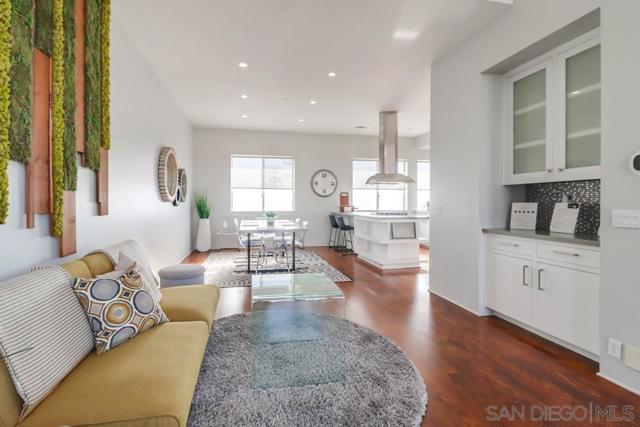 1016 1st St, Coronado CA: https://media.crmls.org/mediaz/da8c5022-2a04-463d-80c3-efa316bdd875.jpg